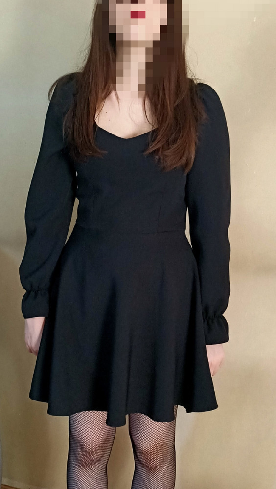 Смотрится красиво, ткань не плохая, за свою стоимость очень даже хорошо. Юбка не магнитится, хотя в одном отзыве писали.