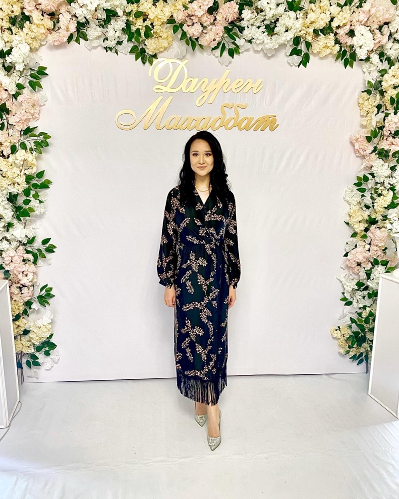 Отличное платье! Соответствует размеру! Приковывает взгляды. Выглядит дорого!ткань очень приятная. Не жалею потраченных денег. Получила очень много комплиментов!