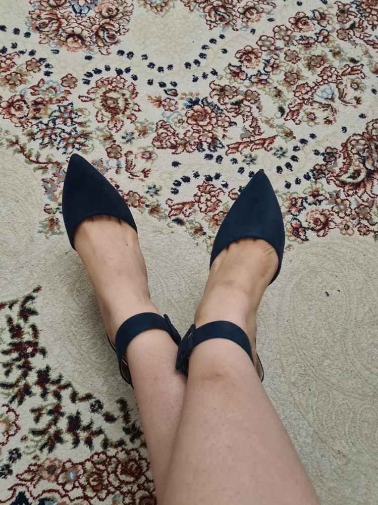 Туфли очень удобные. Не натирают. Ремешок на резиночке надёжно фиксирует ногу. У меня очень сильно потеют стопы поэтому ноги считай соскальзывают, но тут они всё ещё остаются в устойчивом положении в самой обуви. Товар пришёл быстро. Дефектов я не обнаружила. Шла домой в них. Ноги не подворачиваются т.к. каблук широкий и устойчивый.