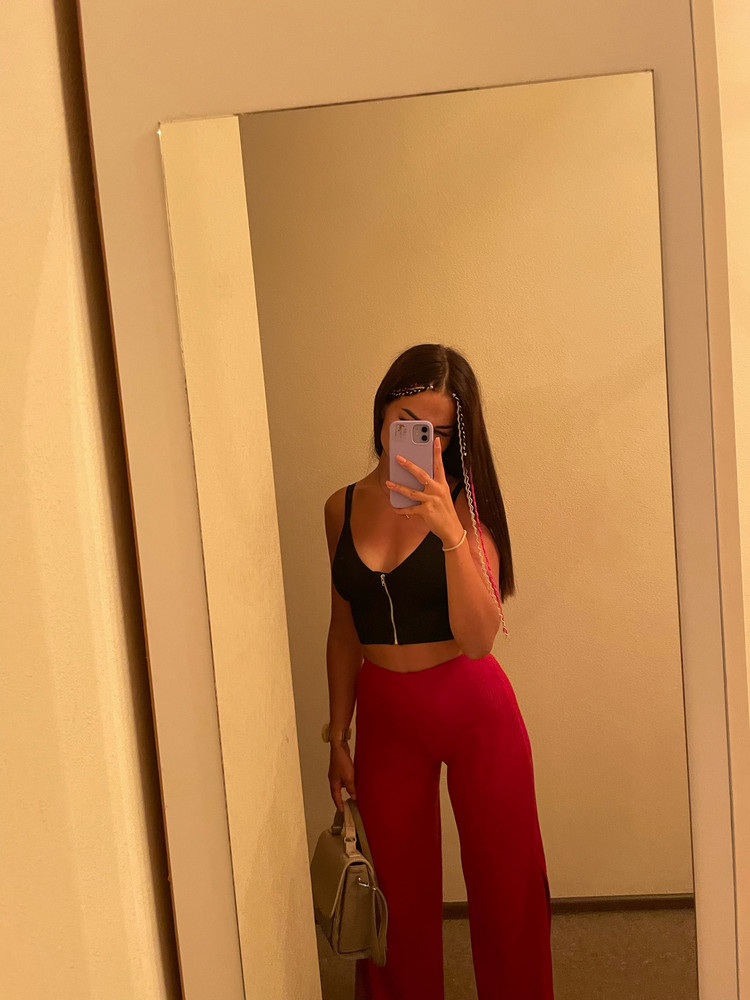 Штаны отличные , к ним брала ещё топ . НО после первой стирки появились огромные катышки и ПОКРАСИЛИ всю одежду , с которой стирались. Будь аккуратны. Ещё раз постираю и можно в мусорку ) даже на ленте от шерсти оставляет катушку (линяет)