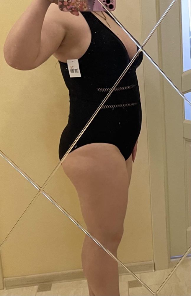 Рост 152, вес 66. Сидит хорошо, не жмёт, живот утягивает. 