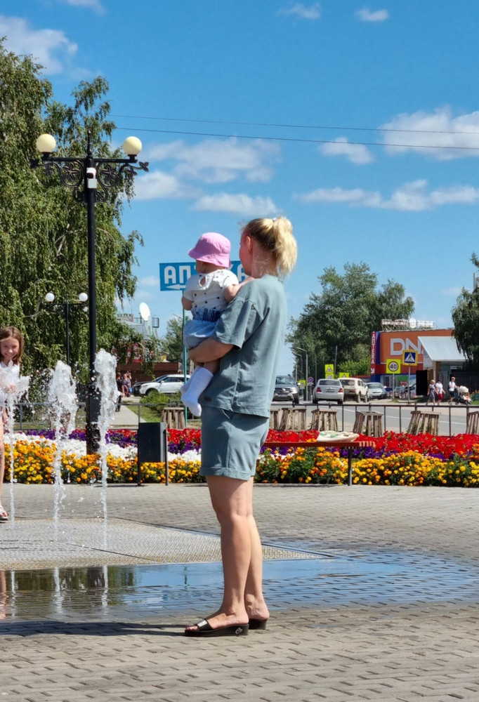 Очень понравился костюм. Мягкий, не линяет и не сел после стирки. Футболка широкая, но мне нравится