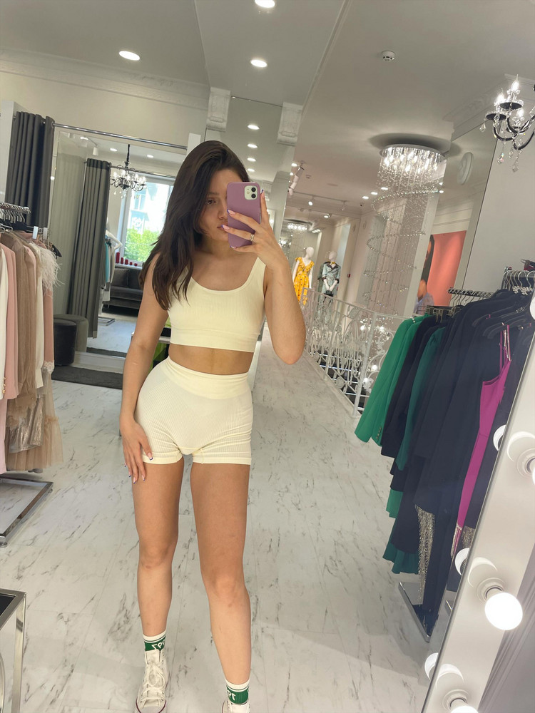 Костюм классный. Хорошо подошёл на параметры 87.67.97. Низ правда очень просвечивает, заказала бесшовное белье, посмотрю как будет с ним. Чашечки тоже очень видны на просвет в топе и одна у меня начала рваться когда я ее доставала, но для меня это не проблема, ибо костюм я планировала носить без них. В целом я довольна. 