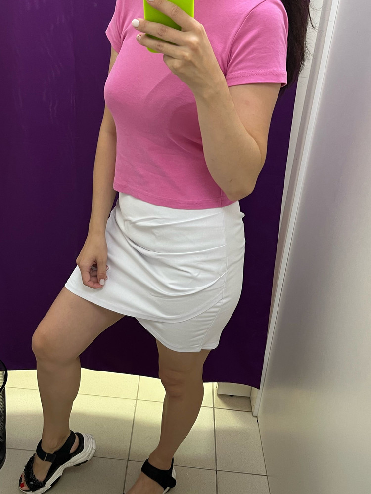Юбка неплохая, но ткань тонковата и подчеркивает недостатки фигуры. На ОБ 105 заказывала 48 размер. По бёдрам норм, а в талии оказалось  великовато ((  цвет грязно белый. Представляла себе совсем по-другому 