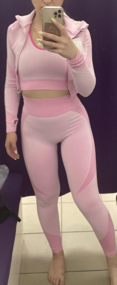 Костюм хороший , приятный к телу , мягкий. На параметры рост 162, 87/65/94 брала 44 размер, сел отлично. Только кофта с длинными рукавами как будто на размер 42 , если застегнуться , будет очень плотно. А так 👌, себе оставила)