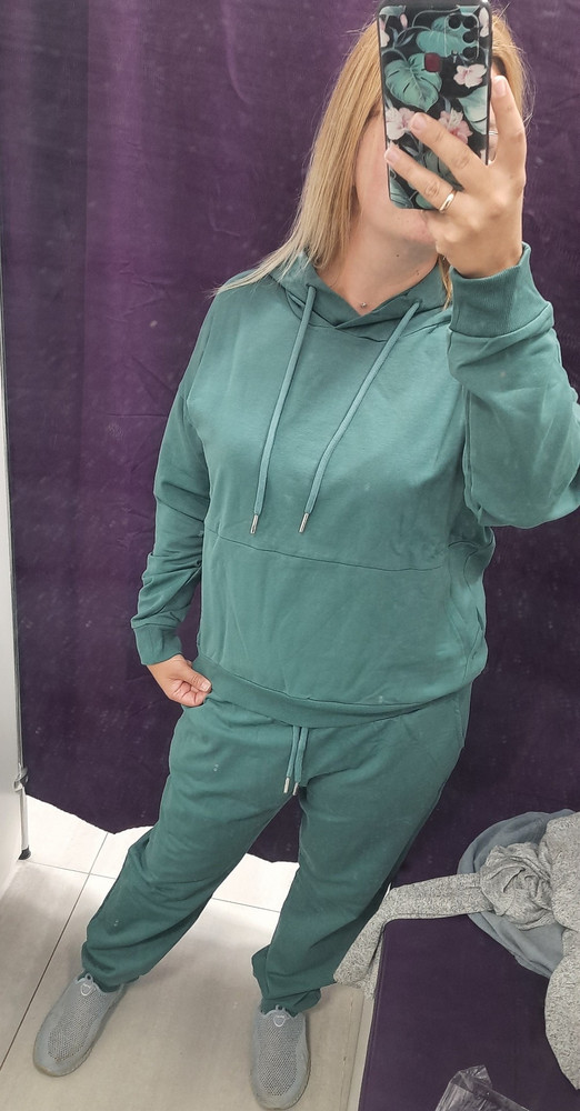 Хороший костюм. Осенне-весенний. Без начеса. У меня 48-50. Взяла XXL, чтобы не впритык. Можно было и меньше взять. Качество отличное. За 1000р-просто подарок 🎁