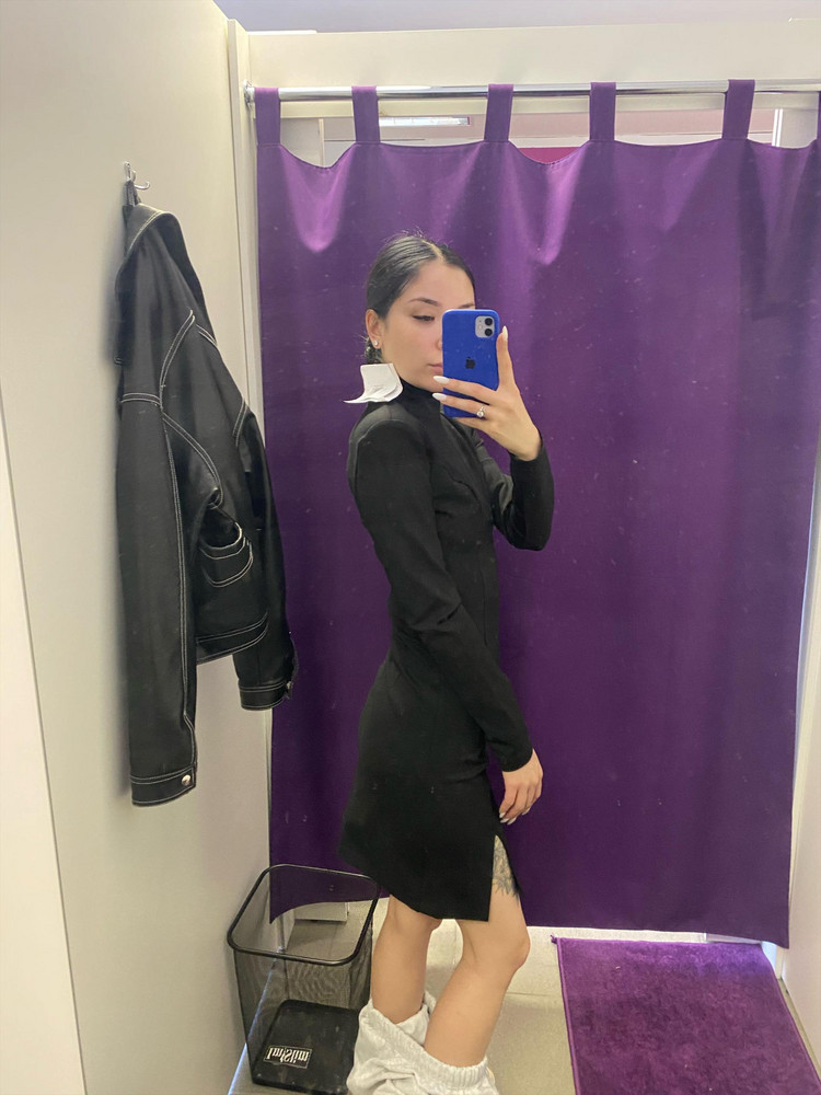 Платье хорошего качества, но по размеру намного больше чем нужно, хотя заказывала xs, длина юбки намного длиннее, возможно подойдёт на девушку выше чем 164, разочаровалась. Поэтому три звезды. Доставка пришла быстро.