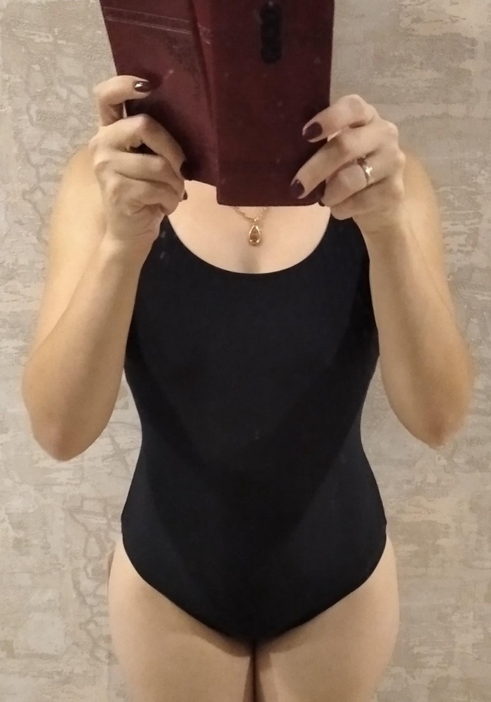 Хороший купальник. Заказала 46 и 48 размеры на примерку,на мой 44-46, рост 164,подошел 46-го размера. Чуть сплющивает грудь, но для бассейна сойдет. Очень удобный и комфортный купальник. Хотелось бы в районе груди что-то типа чашечек, но и так неплохо. Рекомендую.