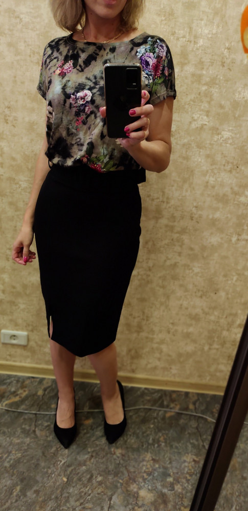 Потрясающе боди. Размеру соответствует. На рост 159, ОГ 84, ОТ 63, ОБ 91 сел комфортно, нигде ничего не давит. Отлично сшит, стильная расцветка (на бирке "цветы на сером"), ткань приятная, после стирки не изменил ни цвет ,ни форму. Планирую заказать другие боди именно этой фирмы, очень нравятся!!