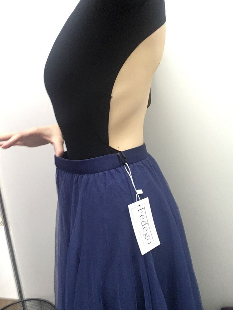 Юбка замечательная, но с размером наврали. На свою талию в 62 и бедра в 94 оказалась велика в талии, это очень грустно, она очень красива 