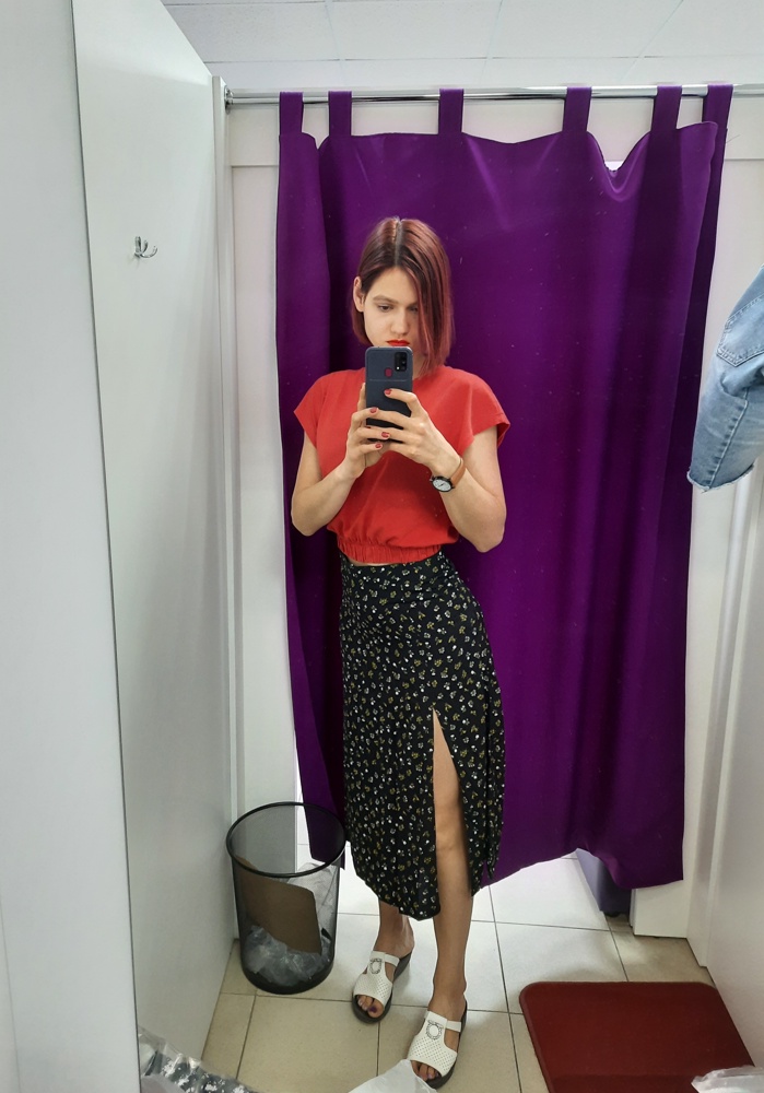 Юбка понравилась, но порвана по шву. Отказ.