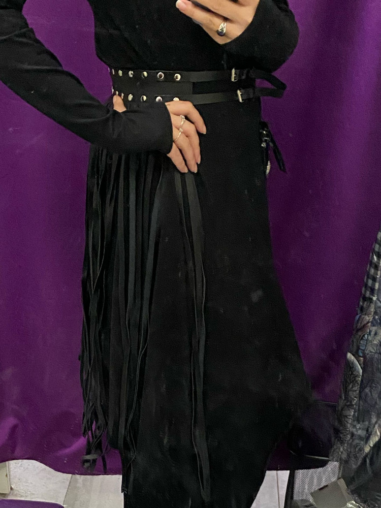 Ремень неплохой. На талию 82 см и бёдра 102 застегнулся с большим запасом. Сняла звезду за острые края заклепок с обратной стороны, придётся подтачивать