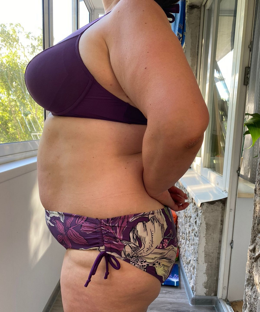 Хороший купальник. Грудь держит, посадка плавок низковата, на ОГ 110 и ОБ 112 размер 52 сел хорошо. Цвет красивый, яркий, качество хорошее. Мне понравился. Доставка быстрая, упаковка не новая, но товар в отличном состоянии. 