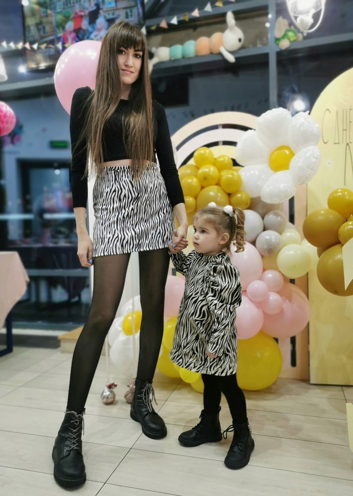 Юбка прекрасная.
На рост 178 см - коротенькая, но в ней комфортно из-за того, что внутри подъюбник сделан шортами.
Я ношу размер s-m(в основном m).
Размер 40 подошёл (ну может чуток большеват в талии, но этого не видно).