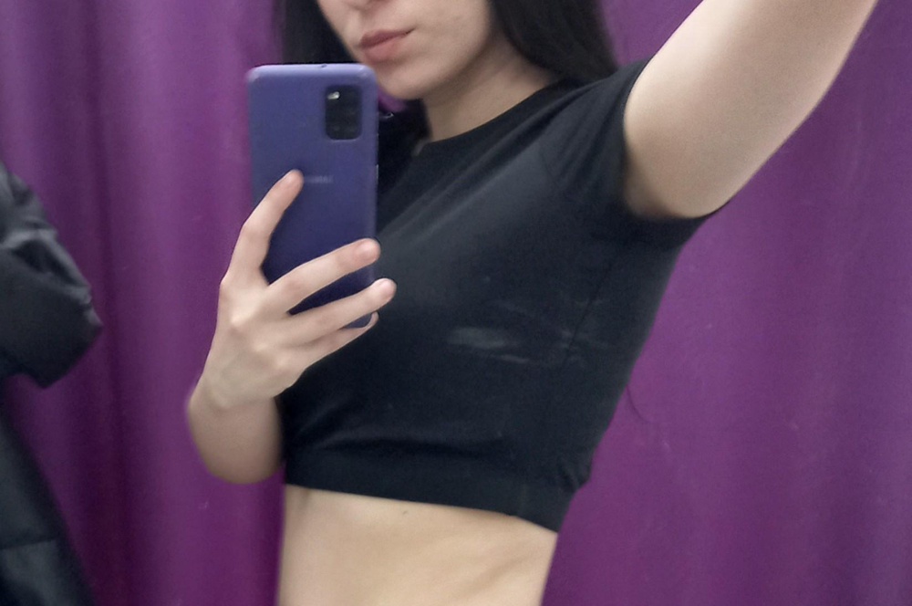 Топ хороший, но пришел весь заляпанный в чем то неприятненько...