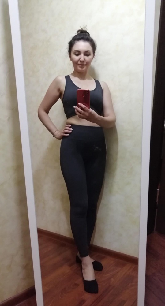 Собрала комплект леггинсы, топ и рашгард. Хорошо, что можно купить разные размеры верха и низа. Хочу отдельно написать про леггинсы. Они очень удобные, пояс с утяжкой, то что нужно 👍 Ткань дышащая, длина леггинс для меня идеальная! Благодарю ❤️