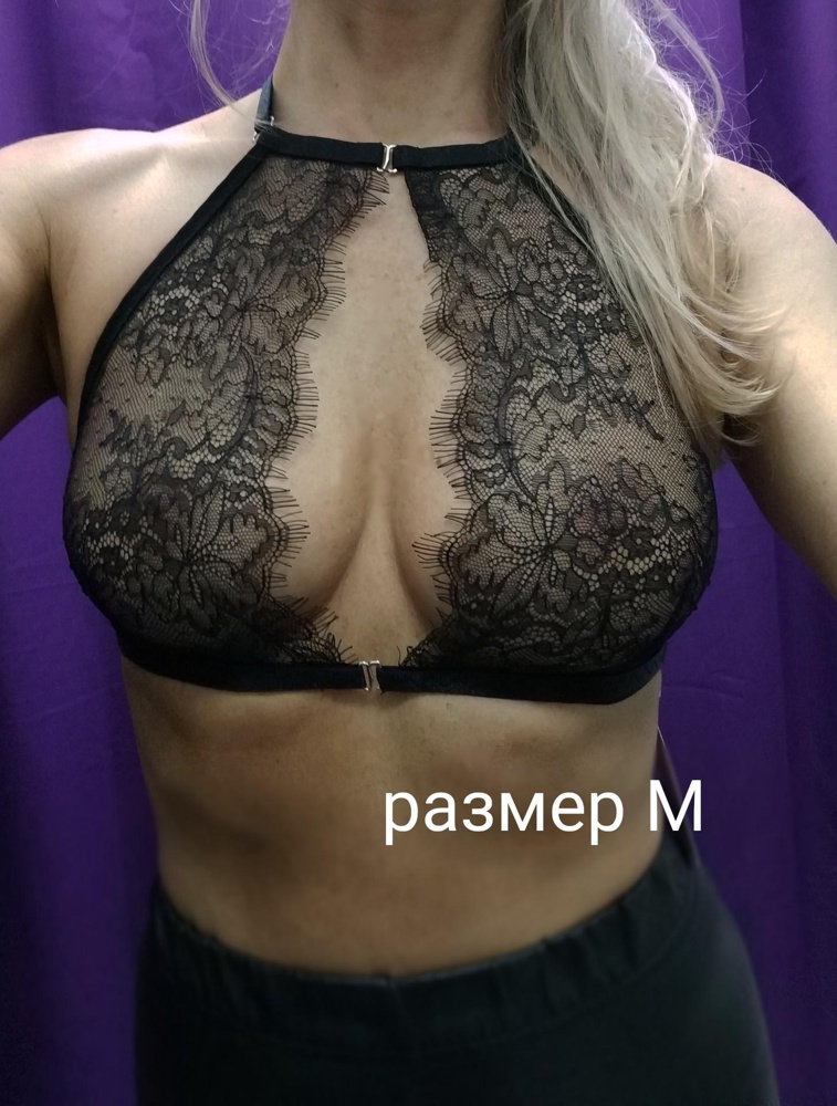 К большому сожалению как обычно почти никто не пишет в отзывах свои параметры в цифрах (сантиметрах) 
Обычно беру размер 75B. Объём под грудью 67 см, грудь - 87 см, заказанная первоначально S оказалась мала в чашечках, чашечки как-будто сдавливали грудь к центру и не было вот этого красивого ()-образного выреза как на фото. Перезаказала на М, село гораздо лучше,  после регулировки всех лямок появился красивый вырез спереди. Хотя конечно если бы в кружеве было бы больше эластана, село бы вообще бомбически! Трусы на полпопы, ни то сё)) уж лучше бы стринги тогда уж. Но всё равно красиво!))