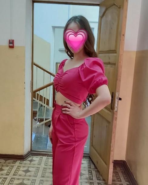 Красивый топ, хорошо сидит, но проблема в натягивании на себя😄, если бы была молния сбоку, то было бы вообще отлично