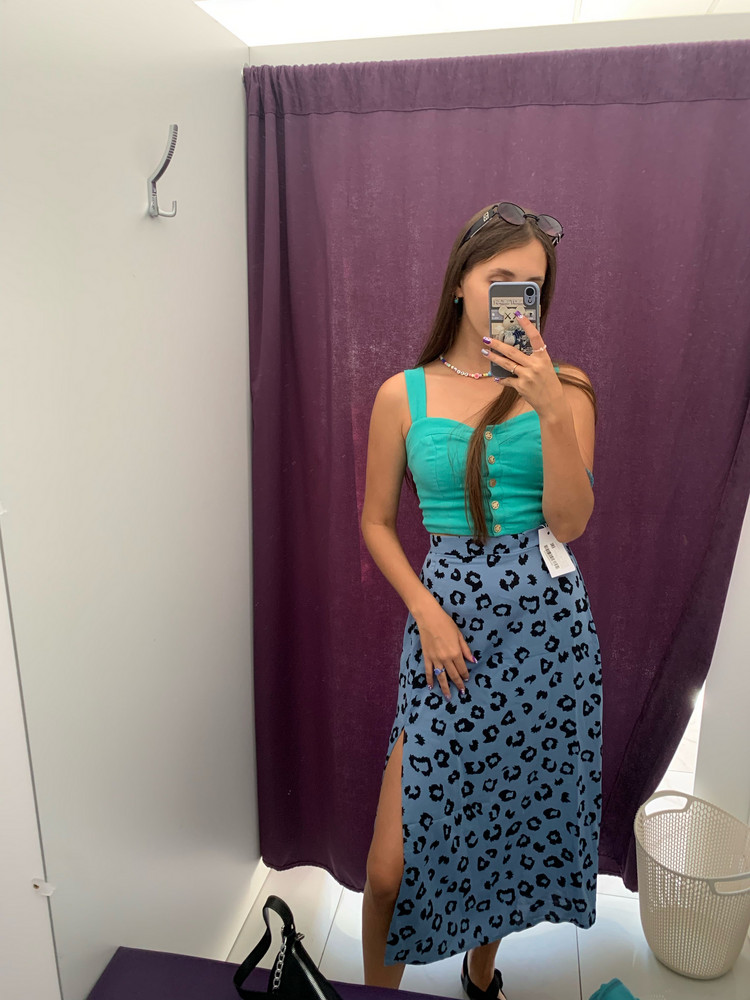 Юбка пришла как на фото, размер подошёл, без брака) 