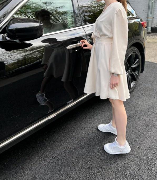 Очень понравилось,цвет платья крутой,брала на мероприятие,очень рада,размер в размер идет,крой хороший,ткань приятная.