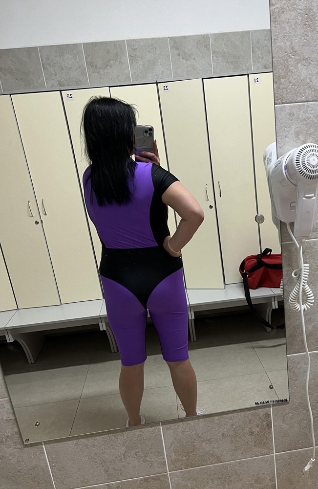 Очень классный комбинезон 🔥 качество хорошее , пошит тоже замечательно 👍🏻. Но эффекта утяжки я не почувствовала , скорей всего потому что он мне великоват ( мой размер 48 брала L , хочу перезаказать  . Несмотря на то что у меня не раскачанные ягодницы, мне очень понравилось как смотрится сзади 😅 Скрывает недостатки в области живота 🔥👍🏻