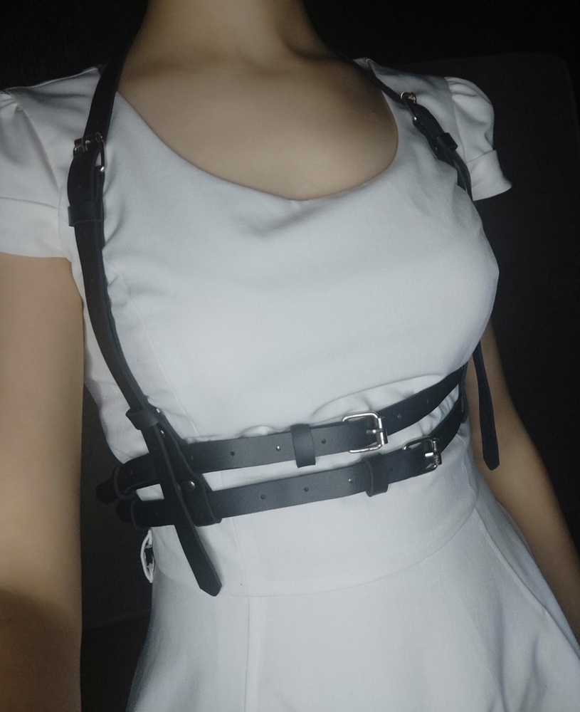 все шикарно. Материал плотный, не тянется.
На худых девушек сто процентов подойдёт, очень много дырок для крепления