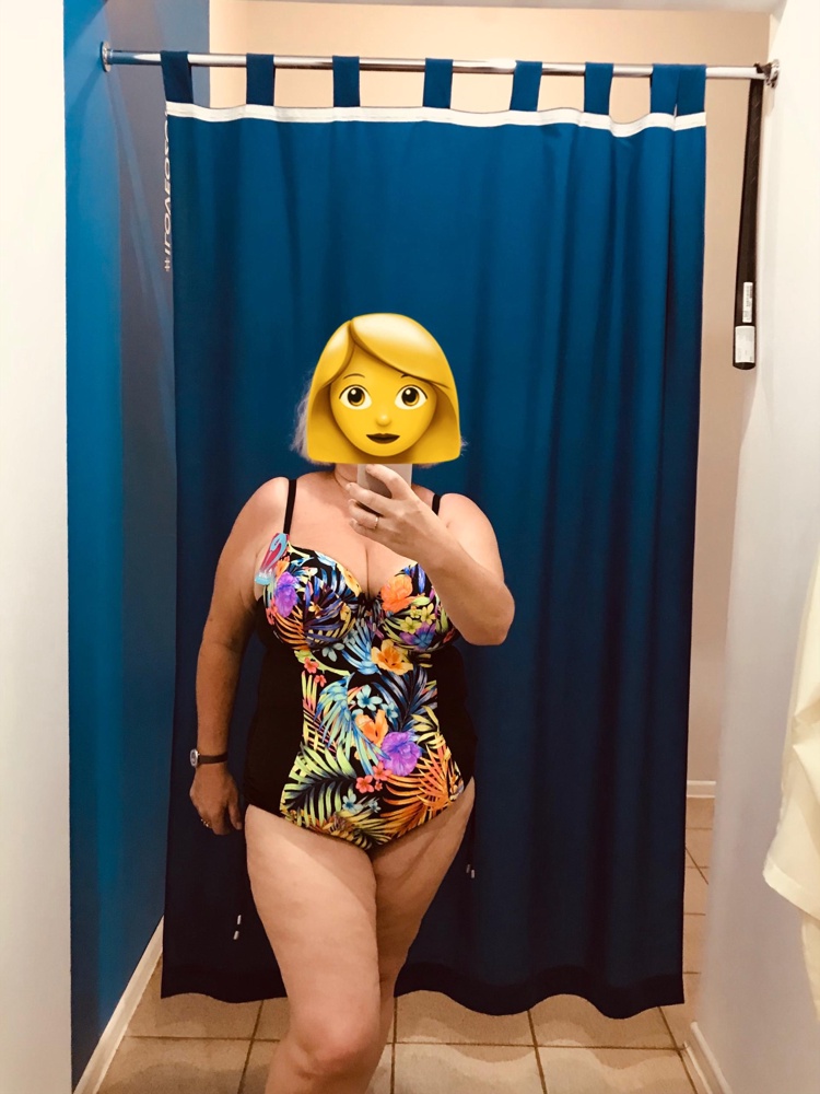 Купальник 🔥. Хорошо держит грудь. Соответствует размеру( брала такой же, как беру белье). Стройнит. Очень довольна