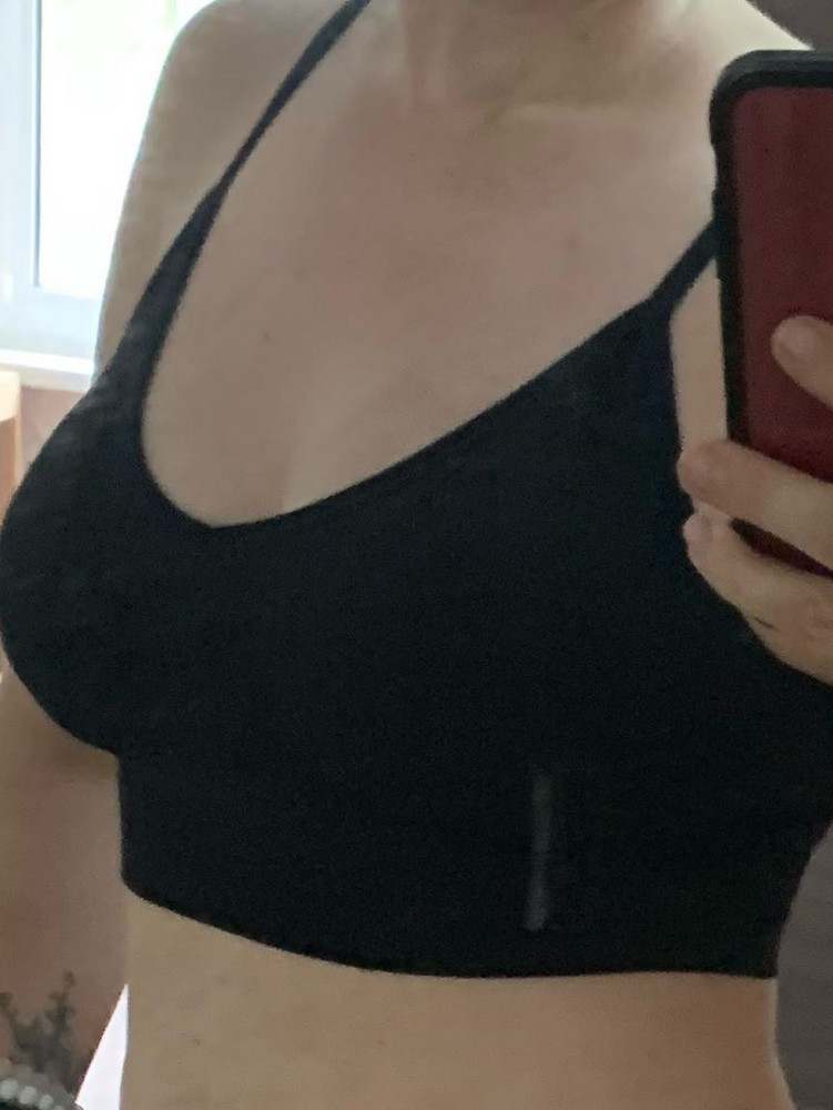 Неплохой топ. Мягкий, приятный на ощупь, хорошо тянется. Лямки не регулируются. Есть съемные чашечки. На повседневку отлично. Грудь особо не собирает.