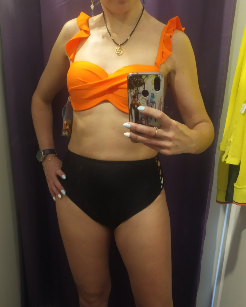 Качество, вроде, норм. И модель интересная, но не моя. Не села. Талии в ней у меня вообще нет. 