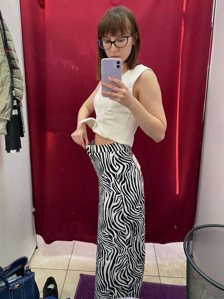 Брюки классные, легкие, как раз на лето. Однако пошив немного странный: в бёдрах сели хорошо, в талии пришлось ушивать. На рост 157 см. длинные, обрезала.