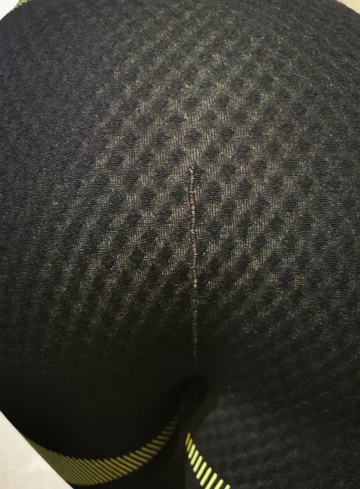 Лосины порвались после незначительной носки, стрелка от низа и почти до середины. Ношу xs, в поясе ещё с запасом, а вот на ягодицах видимо нет