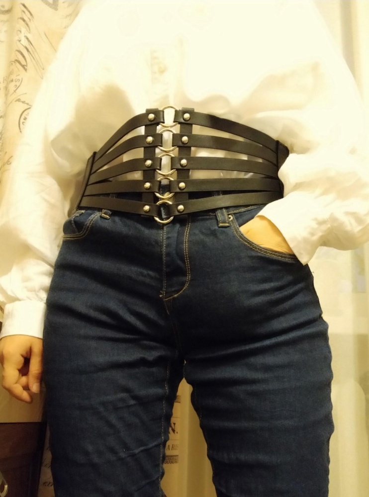 очень широкий на талию меньше 70 см. в целом выглядит неплохо, но есть небольшой недочет в виде недошитой части.