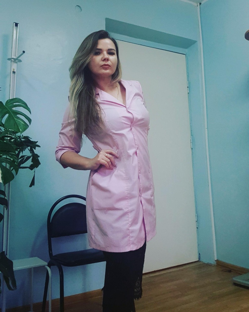 Отличный хплат, в оазмер. Плотная ткань и чуть просвечивает, но не сильно. Белье особо не выделяется.