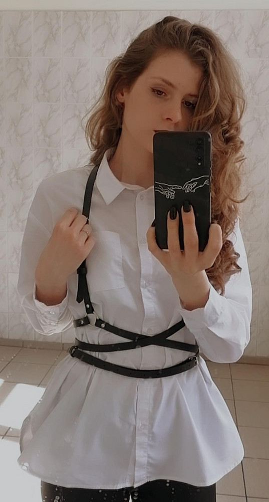 Очень крутая. Регулируется по размеру. Эффектно смотрится. То что хотела. Запах выветрился