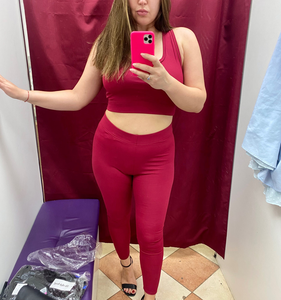 Широкая резинка, хорошо держит. Высокая талия - стройнит. Отличный костюм за свои деньги