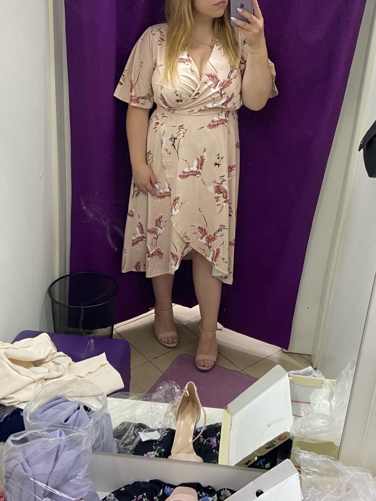 Красивое, очень. Даже думала взять, но сбоку смотрится не очень 