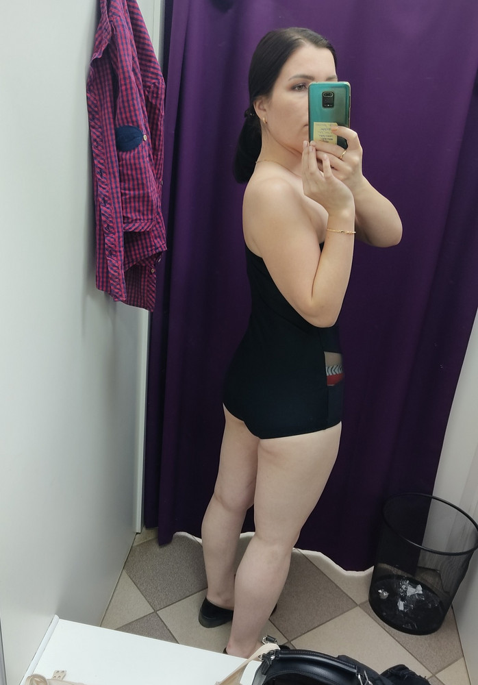 Мне купальник не подошёл. Кстати, заказала размер XL, пришел именно этот размер. Купальник для красивого стройного тела. Моё тело тоже неплохое, но мне прям не идёт. Трусы у купальника как у купальников 60-х, прям ляшки обхватывают. Грудь у меня небольшая, съемные чашечки болтаются туда-сюда... Вобщем, если у Вас фигура модели, может быть и подойдёт.