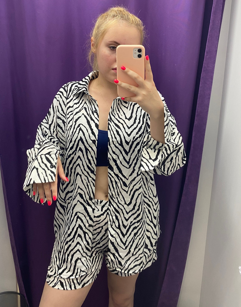 Заказала 44 и 46 на свой 42-44, ПРИНТЫ АБСОЛЮТНО РАЗНЫЕ!!!!!
Обе рубашки огромные, рукава настолько длинные, что выглядит, будто я папину рубашка надела, ужас 
В шорты 44 не влезла, в 46 еле влезла, учитывая то, что я не толстая, бёдра не широкие, но в обтяжку 
Похоже, что шили на китайских женщин, отказ оба размера