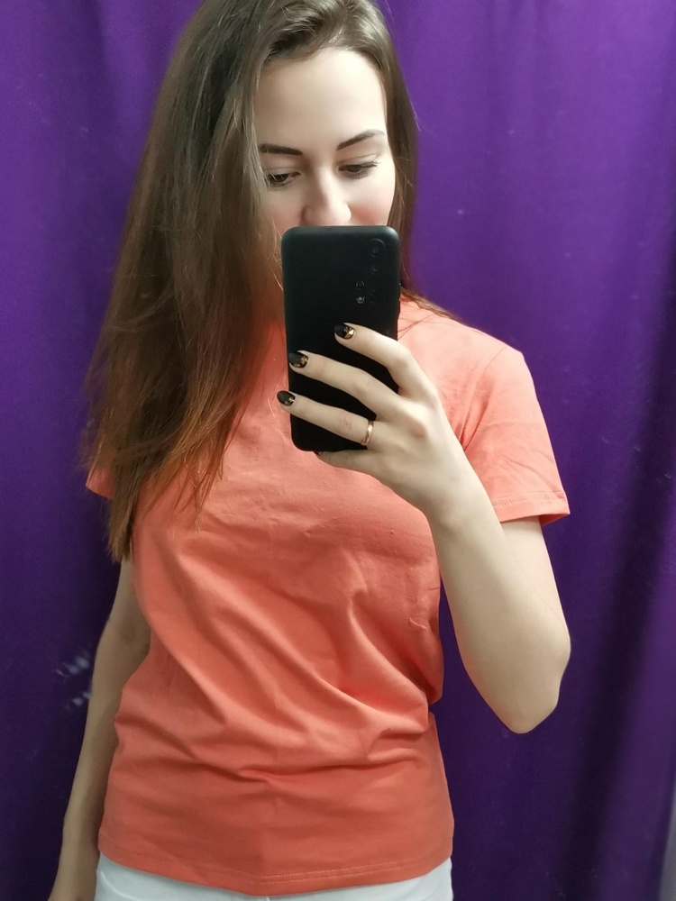 Цвет насыщенный, плотная ткань, но я люблю футболки покороче(это на любителя),. Если заправлять в джинсы, то подойдёт)