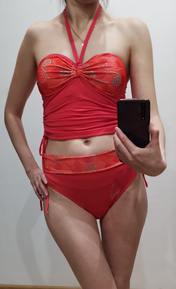 Очень хороший вариант за такую цену. Взяла для бассейна за 260р. Ткань конечно трикотин, не как на купальниках, не блестит, но и сохнуть будет быстрее. Ношу 40 размер, S сел идеально. Сеточку чашек изнутри разрезала по бокам и вставила чашки от старого купальника, получилось очень хорошо,можно при желании туда даже пуш-ап чашки впихнуть от старого лифчика, место там есть. Цвет немного бледнее, чем на фото, ближе к розовому, чем к алому или малиновому. Нитки не торчат, качество вполне не плохое. Как один из купальников закрытого фасона вполне подходит.