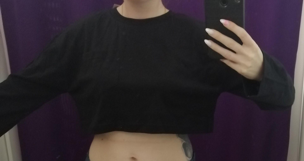 Ткань приятная, но сильно большемерит и очень короткий, при понятии рук, топ понимается настолько сильно, что виден бюстгальтер