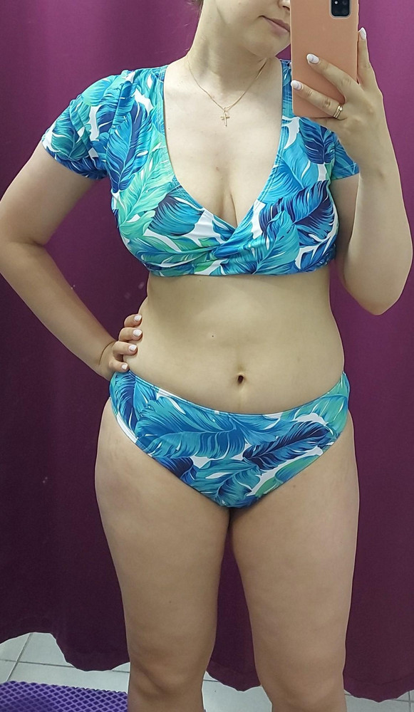 По качеству приятный, но не сел на мою фигуру.  А голубом верх большой, а трусы маловаты. В чёрном наоборот