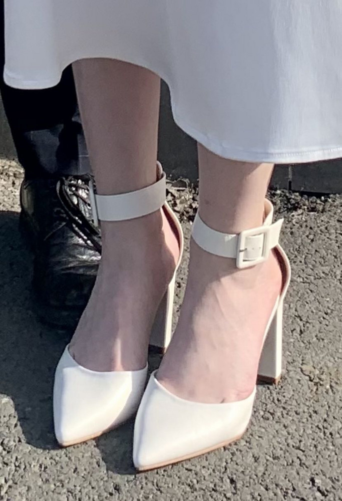 Туфли очень удобные и красивые, но, вероятно, из-за особенности стопы, 39 оказался велик, хотя по отзывам и не скажешь, что туфли большемерят. Времени не было перезаказывать и пришлось положить стельку, чтобы добавить размер. Стало лучше, но нога «уезжала»