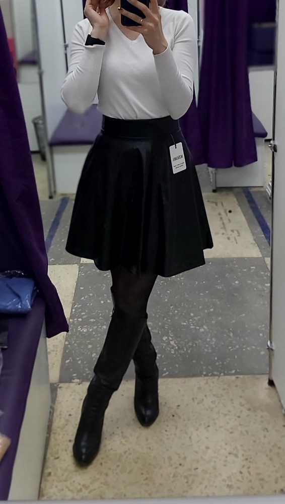 Юбка классная! 
На рост 165 см и 42 размер села идеально! 
Погладила с изнаночной стороны на среднем режиме без пара. Разгладились заломы. 
Юбка без замка, но это ни чуть не делает ее хуже. Резинка на талии хорошо тянется. 
Швы ровные, нитки не торчат.