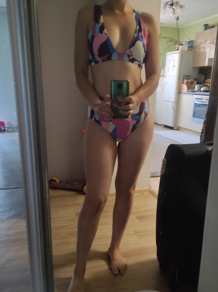 Самый удачный купальник в моей жизни, без шуток) Взяла на выбор s  и m , в итоге остановилась на  m, параметры 90:65:94. Размер побольше конечно ничего не утягивает, зато и не плющит)