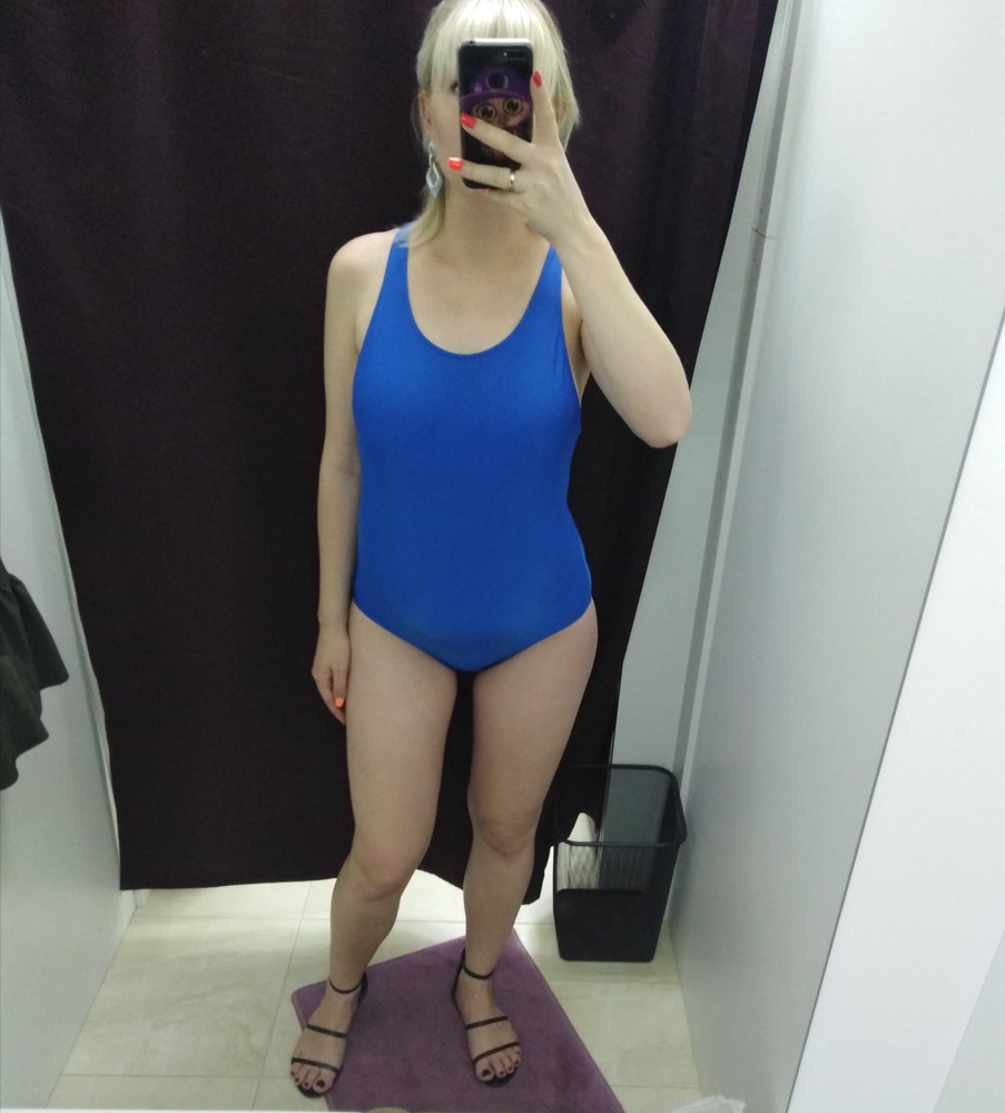 Отличный купальник, цена=качеству, ничего не просвечивает, ношу 44-46,но сейчас в положении взяла 48 (чтобы было место для животика) отлично сел, единственный минус действительно приплющивает грудь😆так что те у кого её совсем мало, готовьтесь что будете  плоскими)