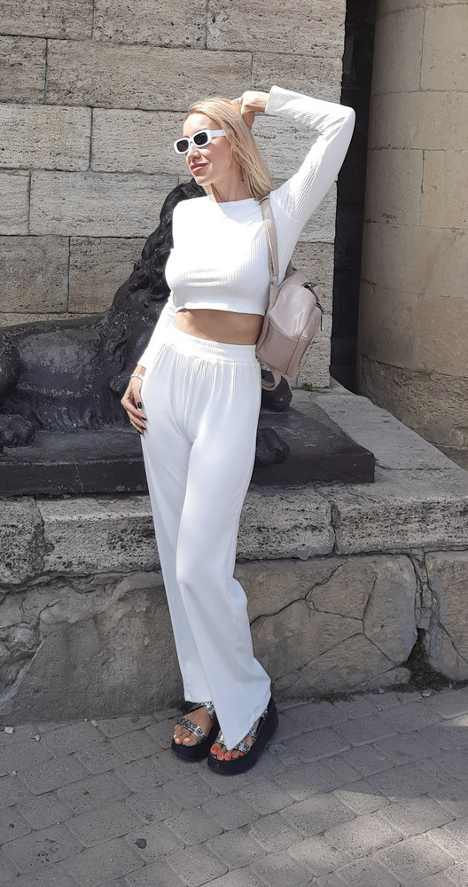 Отличный костюм. Наконец-то длинные брюки для высоких девочек. Тонкий. Но он же не зимний. Правильно подобранное белье и красота