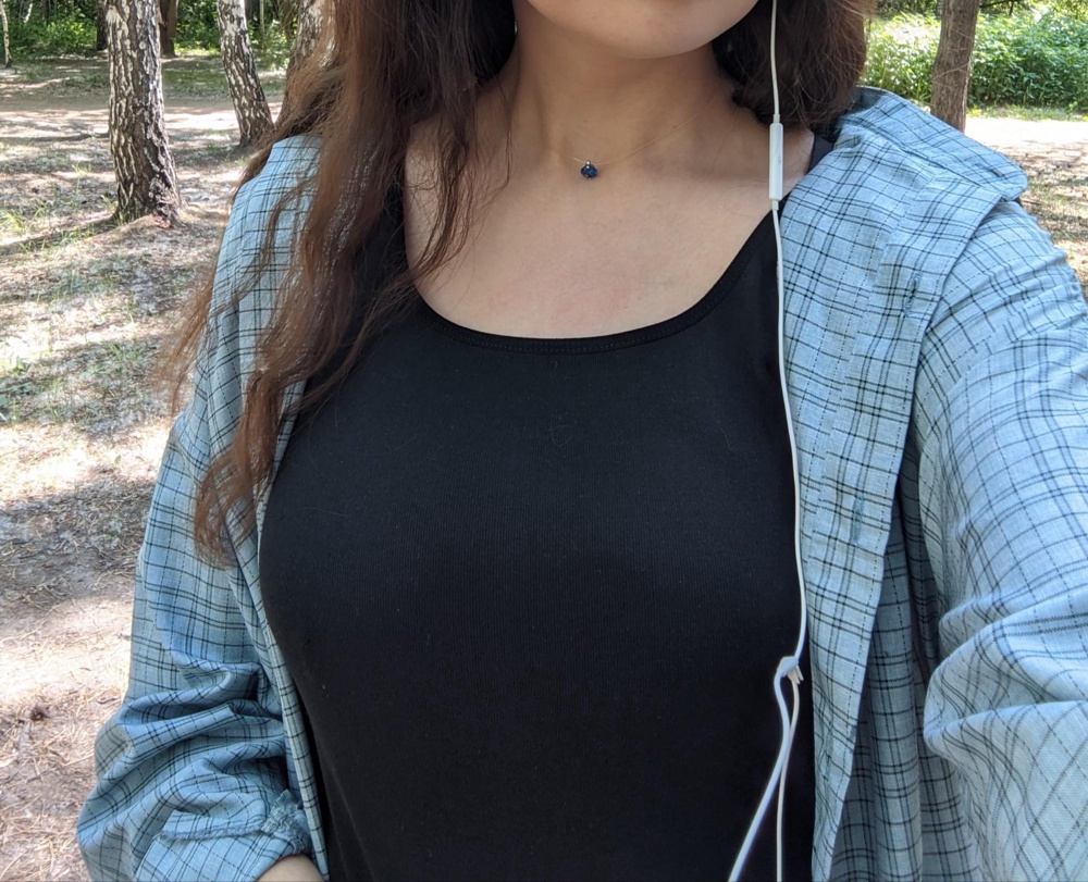 Майка классная, по размеру все подошло! Очень удобно носить с рубашкой, к телу приятно, ткань и насыщенность цвета понравились. Пришла нормально упакована, так что все хорошо, ношу