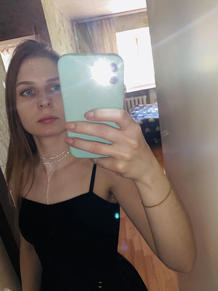 Украшение красивое, но только пришло с перегибами. На фото этого не видно. Думаю расправится. А так очень эффектно смотрится, особенно не солнышке, надену на выпускной в универе🤍