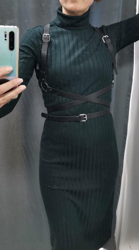 Обалденная портупея. Ремешки мягкие. Качество, конечно, не люкс, но вполне достойное. Полагаю, это экокожа, на натуральную не похожа, немного осыпается чёрной трухой. По моему мнению, очень даже стоит своих денег. Обычно я ношу размер 42-44, портупея s-m подошла идеально, пряжка посередине. Рекомендую!